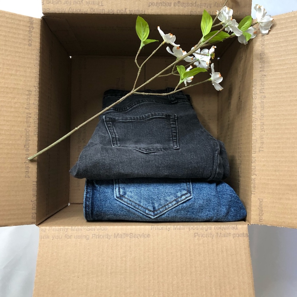 Lot of two distressed jeans.